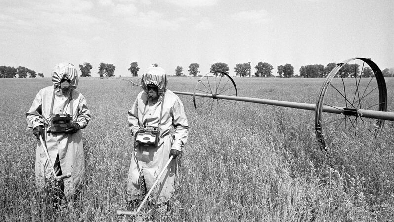 Дозиметристы в специальных костюмах проводят контроль радиации на полях в районе аварии на Чернобыльской АЭС, 1986 год  - Rossiya Segodnya, 800, 08.09.2021